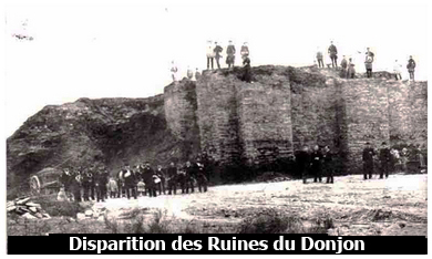 DISPARITION DES RUINES DU CHATEAU 1717.Le domaine seigneurial de La Gacilly avait commencé à être démembré depuis longtemps puisque le 20 novembre 1717, année du marquisat de la Bourdonnaye, Ambroise Le Roy donne à l’église Saint-Nicolas de La Gacilly, une rente de quatre livres sur sa terre du domaine du Château. Curieusement cette terre est vendue cinq jours plus tard au profit de l’église Saint-Nicolas. Donc déjà, en 1717, des parcelles du Domaine appartenaient à des particuliers. Et pourtant, à cette époque, le marquis de la Bourdonnaye avait envisagé la reconstruction du château