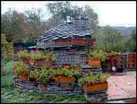 C&rsquo;est un four isol&eacute; beaucoup plus r&eacute;cent.Il est en plan de fer &agrave; cheval en moellons de schiste. La couverture, tr&egrave;s sp&eacute;ciale en &eacute;tages, est en schiste et en ardoises. La gueule en ogive est ferm&eacute;e par une porte en fonte et munie d&rsquo;une chemin&eacute;e en renvoi de fum&eacute;e