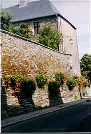 C&rsquo;est en fait l&rsquo;ancien presbyt&egrave;re de la rue La Fayette qui fut pendant longtemps habit&eacute; par la famille de Cou&euml;dor ; elle donna un pr&ecirc;tre &agrave; La Gacilly en 1526