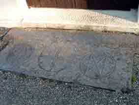 Au Ch&ecirc;ne, un manteau de chemin&eacute;e grav&eacute; a &eacute;t&eacute; d&eacute;plac&eacute; et sert actuellement de bas de porte