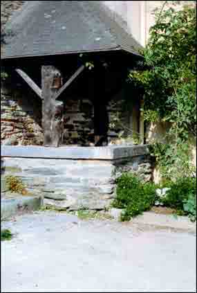 Ancien puits carr&eacute; communal qui a &eacute;t&eacute; restaur&eacute; d&rsquo;une fa&ccedil;on tr&egrave;s particuli&egrave;re. L&rsquo;un de ses c&ocirc;t&eacute;s est en fait le pignon d&rsquo;une maison et l&rsquo;autre est constitu&eacute; par la fa&ccedil;ade d&rsquo;une autre maison