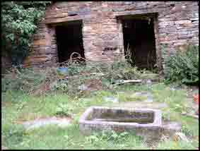 Les soues de Buhan sont certainement plus r&eacute;centes que celles ci-dessus puisque les palis des c&ocirc;t&eacute;s ont disparu et ont &eacute;t&eacute; remplac&eacute;s par des murs en moellons de schiste. Devant ces soues, il y avait, autrefois, un enclos entour&eacute; avec des palis et, au sol, un dallage en palis &eacute;galement. Dans cet espace clos, se trouvait l&rsquo;auge qui servait &agrave; donner &agrave; manger aux porcs. Il faut signaler que ces soues font actuellement l&rsquo;objet d&rsquo;une restauration. .On retrouve ce m&ecirc;me genre de b&acirc;tisse avec deux ouvertures sur la fa&ccedil;ade, murs en pierres de schiste et toit &agrave; une pente en ardoises &agrave; la Glouzie mais aussi &agrave; la Navetterie o&ugrave; une restauration a &eacute;t&eacute; entreprise et tr&egrave;s bien r&eacute;ussie.