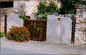 Les restes de cette soue de la Bou&egrave;re ont &eacute;t&eacute; tr&egrave;s bien am&eacute;nag&eacute;s ; ils forment un petit enclos agr&eacute;ment&eacute; de fleurs. Les palis ont &eacute;t&eacute; consolid&eacute;s avec des barres en bois comme &agrave; l&rsquo;ancienne. L&rsquo;ouverture, tourn&eacute;e vers le Sud, est ferm&eacute;e au moyen d&rsquo;une petite barri&egrave;re en bois &eacute;galement.