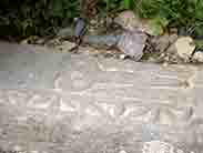 Bien s&ucirc;r, on retrouve aussi les gravures et les sculptures :la Ville Jarnier, la Roche Gestin, le P&acirc;tis, Broh&eacute;as, la Saudraie, etc&hellip;Certaines de ces fen&ecirc;tres ont m&ecirc;me des appuis grav&eacute;s et sculpt&eacute;s comme &agrave; la Glouzie : la paire de ciseaux et le d&eacute; indiquant clairement qu&rsquo;il s&rsquo;agit de la demeure d&rsquo;un tailleur d&rsquo;habits