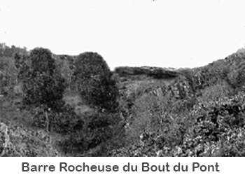 =  Entre la Bergerie et la gr&eacute; St-Jean, l&rsquo;&eacute;l&eacute;vation du terrain &eacute;tait telle qu&rsquo;elle formait un barrage naturel. Ne pouvant franchir ce seuil, le fleuve ainsi form&eacute; repartait vers Sixt-sur-Aff et Rennes