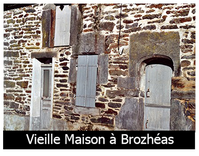 Ce village doit dater du XVI&deg; si&egrave;cle au moins puisque l&rsquo;une de ses demeures porte la date de 1602 mais aucune trace n&rsquo;a &eacute;t&eacute; retrouv&eacute;e dans les diverses archives consult&eacute;es ; Ducrest de Villeneuve parle d&rsquo;une Jacquette au d&eacute;but du XVII&deg; si&egrave;cle dans ce village qui s&rsquo;appelait alors Broh&eacute;as. Au point de vue &eacute;tymologie, il est permis de penser que ce nom vient de BRO qui veut dire PAYS et de HEAS, sans doute le nom de la famille qui cr&eacute;a ce village. Georges Le Cler va plus loin en parlant d&rsquo;une d&eacute;formation de Broh&eacute;ac, la terminaison AC d&eacute;signant une exploitation agricole et la premi&egrave;re partie serait le nom du fondateur. Il semblerait que le haut du village se soit appel&eacute; la Ville Her&ccedil;ay pendant un certain temps puis la Ville Hercou&euml;t