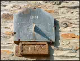 Autres &eacute;l&eacute;ments int&eacute;ressants du patrimoine local, ce sont les cadrans solaires. La Gacilly n&rsquo;en poss&egrave;de plus que trois : un dans la rue Saint-Vincent, sur la fa&ccedil;ade d&rsquo;une maison qui porte la date de 1851 ; il repose sur une plaque de gr&egrave;s ocre o&ugrave; est grav&eacute;e une autre date : 1776, sans doute la date de construction de la maison elle-m&ecirc;me