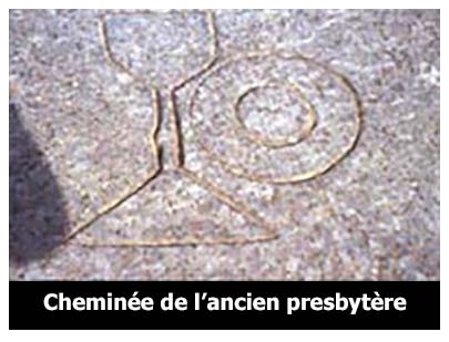 Ce village avait sa chapelle, elle devait s&rsquo;appeler la chapelle de Croix Chemin ou de Trois Chemins. Au XV&deg; si&egrave;cle, un document fait &eacute;tat d&rsquo;une chapellenie de Zacharie, c&rsquo;est d&rsquo;ailleurs ainsi que les anciens Gaciliens appelaient la croix de Jacquary. Cette chapellenie comprenait une maison, un cellier, un appentis, une cour mur&eacute;e, un puits et un four. O&ugrave; pouvait se trouver cette chapellenie ? Au village de la Glouzie o&ugrave; une chapelle existait. Peut-&ecirc;tre ou un peu en dessous de la Glouzie, au lieu-dit la Loge, un lieu templier, au carrefour de la voie romaine et du chemin menant &agrave; la Glouzie : on sait qu&rsquo;&agrave; cet endroit il y a eu des habitations. Ou alors pr&egrave;s de l&rsquo;auberge de Jacquary, non loin de la croix. L&rsquo;abb&eacute; Ch&eacute;rel rapporte que &laquo; le temps et l&rsquo;abandon, aid&eacute;s de la pioche, de la charrue et de la herse ont fait en moins de trente ans (de 1890 &agrave; 1920) de la chapelle de Zacharie&hellip;un champ cultiv&eacute;. &raquo; Enfin, preuve de l&rsquo;existence de cette chapellenie, c&rsquo;est qu&rsquo;elle fut achet&eacute;e par Julien Morice de La Gacilly vers 1700.