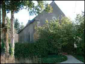 = Trois belles statues en bois de la Vierge, de Saint-Barth&eacute;l&eacute;my et de Saint-L&eacute;on ornaient la chapelle Saint-Jugon mais, pour qu&rsquo;elles ne soient pas ab&icirc;m&eacute;es pendant des travaux, elles furent d&eacute;pos&eacute;es dans une chambre &agrave; la Roche Gestin puis partirent ensuite pour cette chapelle de la Ville Orion.