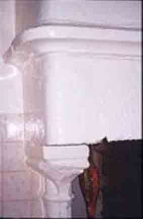 Certaines chemin&eacute;es poss&egrave;dent des corbelets sculpt&eacute;s ( la Provostais, le P&acirc;tis) et m&ecirc;me des montants sculpt&eacute;s ( la Roche Gestin)