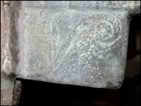 les quatre faces des corbelets sont orn&eacute;es de deux, trois ou quatre branches de triskell sur lesquelles est parfois perch&eacute; un oiseau.