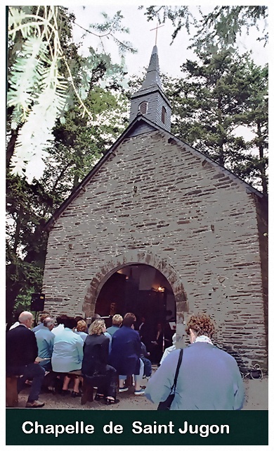 La premi&egrave;re chapelle St Jugon  fut construite &agrave; l&rsquo;emplacement du tombeau d&eacute;finitif du jeune p&acirc;tre vraisemblablement &agrave; la fin du XIII si&egrave;cle ; un autre aveu du 14 mars 1474 conserv&eacute; &agrave; Castellan, parle &laquo; des terres proches de la Corbelaye et de la Chapelle St-Jugon &raquo;. Elle &eacute;tait spacieuse et contenait des enfeus avec un cimeti&egrave;re au Nord