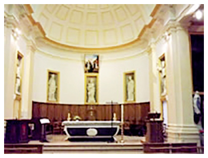 = Le Ch&oelig;ur est &eacute;lev&eacute; de trois marches au-dessus de l&rsquo;enceinte r&eacute;serv&eacute;e aux fid&egrave;les. Le ch&oelig;ur lui-m&ecirc;me, de forme semi-circulaire, est orn&eacute; de cinq niches destin&eacute;es &agrave; recevoir des statues. Dans ces cinq niches du ch&oelig;ur, ont &eacute;t&eacute; plac&eacute;es les statues de Notre-Dame des Victoires au centre ; &agrave; droite du ch&oelig;ur, Saint-Joseph et Saint-Paul et, &agrave; gauche, Saint-Nicolas et Saint-Pierre