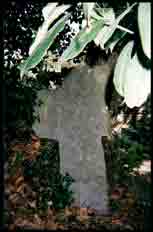 C&rsquo;est tr&egrave;s certainement la plus ancienne croix de La Gacilly de par sa structure ( pas d&rsquo;empattement ni de soubassement), de par le mat&eacute;riau utilis&eacute; ( plaque monolithe taill&eacute;e dans du schiste) et de par ses dimensions r&eacute;duites