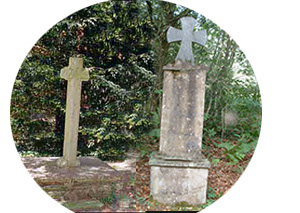 Situ&eacute;e &agrave; gauche de la porte d&rsquo;entr&eacute;e de la chapelle, c&rsquo;est une croix latine tr&egrave;s simple