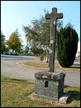 Tr&egrave;s simple elle aussi, mais plus fine et plus haute que la pr&eacute;c&eacute;dente, elle repose sur un soubassement comportant une niche. mais elle remplace vraisemblablement une croix plus ancienne qui figure sur le vieux cadastre gacilien de 1824 et qui avait &eacute;t&eacute; d&eacute;plac&eacute;e en 1818 pour permettre l&rsquo;&eacute;largissement du chemin qui allait de La Gacilly &agrave; Carentoir