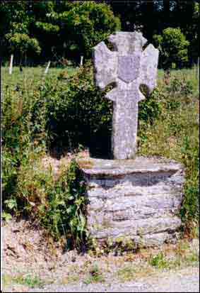 C&rsquo;est un tr&egrave;s bel exemple de croix redent&eacute;e, les branches s&rsquo;inscrivant dans un carr&eacute; et avec des redents tr&egrave;s prononc&eacute;s. Il y a divergence des bissectrices des redents, pas de tangence horizontale mais avec tangence verticale et avec un chanfrein ininterrompu.
