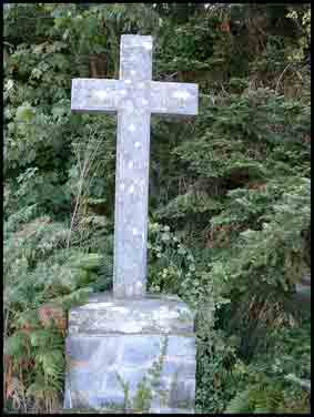 C&rsquo;est une croix latine aussi, tr&egrave;s simple, elle ressemble beaucoup &agrave; celle de la croix des Archers tout en &eacute;tant un peu plus basse. Elle est orn&eacute;e d&rsquo;une inscription sur la longueur des&nbsp;deux bras&nbsp;