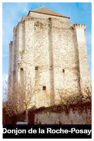 DONJON DE LA ROCHE POSAY On retrouve le même donjon avec la même structure et les mêmes dimensions à la Roche-Posay dans la Vienne. C’est celui que vous voyez ici. Si on enlève la partie sommitale et que l’on remplace les moëllons en tuffeau par des grosses pierres en schiste, on a une idée assez précise de ce que pouvait être celui de La Gacilly. D’après vous, à quoi servait ce petit orifice qui apparaît au milieu du contrefort gauche du donjon ? Ce sont tout simplement les latrines