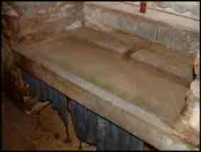 Certaines vieilles maisons rurales poss&egrave;dent encore un &eacute;vier &agrave; l&rsquo;ancienne. C&rsquo;est en fait une plaque de schiste creus&eacute;e ayant un trou d&rsquo;&eacute;vacuation donnant directement &agrave; l&rsquo;ext&eacute;rieur au moyen d&rsquo;un petit palis. Presque toujours, cette pierre, scell&eacute;e dans le mur, &eacute;tait plac&eacute;e devant l&rsquo;unique fen&ecirc;tre pour b&eacute;n&eacute;ficier de la lumi&egrave;re, les seaux d&rsquo;eau &eacute;tant dispos&eacute;s dessous pour &ecirc;tre &agrave; port&eacute;e de main