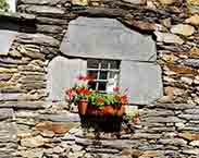 fenestrelle &agrave; la partie ouverture munie de barreaux

