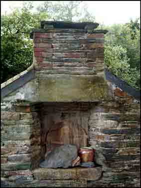 Seuls quatre fours sont isol&eacute;s sur la commune, c&rsquo;est &agrave; dire qu&rsquo;ils ne poss&egrave;dent pas de fournil ou ne sont pas int&eacute;gr&eacute;s dans un b&acirc;timent. Celui de Gazeau est en tr&egrave;s mauvais &eacute;tat ainsi que celui de Buhan. A l&rsquo;inverse, celui du Petit Mabio, est tr&egrave;s bien conserv&eacute; apr&egrave;s avoir &eacute;t&eacute; restaur&eacute; et remis en &eacute;tat de marche.