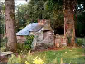 Pratiquement tous les ans, on y fait cuire du pain. Ces trois fours r&eacute;pondent &agrave; une seule et m&ecirc;me typologie : ils sont en forme de fer &agrave; cheval avec une couverture en ardoises &agrave; deux pentes et arrondie sur l&rsquo;arri&egrave;re. Celui du Petit Mabio dispose d&rsquo;une gueule en ogive munie d&rsquo;une porte en fonte surmont&eacute;e d&rsquo;une chemin&eacute;e en renvoi de fum&eacute;e en briques rouges et en schiste. Le reste du b&acirc;ti est en moellons de schiste du pays. Sur la fa&ccedil;ade, apparaissent deux corbelets qui &eacute;taient utilis&eacute;s pour suspendre les outils du fournier comme la pelle et le rouable. La vo&ucirc;te est en briques et la sole en dalles.