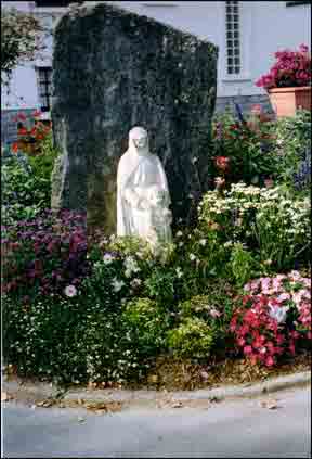 L&rsquo;oratoire de Sainte-Julitte au Bout du Pont qui a &eacute;t&eacute; &eacute;difi&eacute; avec un palis en position verticale et une statue de la sainte &agrave; l&rsquo;emplacement o&ugrave; il n&rsquo;y a pas encore si longtemps existait une fontaine d&eacute;di&eacute;e &agrave; Sainte Julitte et Saint Cyr, son fils