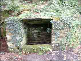 La source est abrit&eacute;e par un b&acirc;ti ressemblant &agrave; celui d&rsquo;un puits carr&eacute; en schiste 