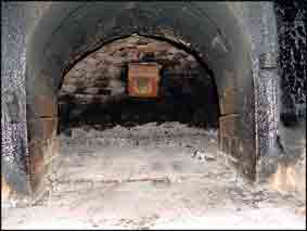 Autrefois, ce fut un four avec boulangerie mais, celle-ci &eacute;tant en tr&egrave;s mauvais &eacute;tat, le nouveau propri&eacute;taire l&rsquo;a remplac&eacute;e par une aubette avec murets en schiste, poteaux et charpente en bois de ch&ecirc;ne et toit en ardoises