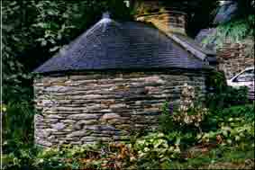 Jusqu&rsquo;en 1789, les fours &eacute;taient banaux, c&rsquo;est &agrave; dire qu&rsquo;ils appartenaient au seigneur. Pour faire leur pain, les paysans &eacute;taient contraints de les utiliser moyennant une redevance appel&eacute;e le ban. Apr&egrave;s la R&eacute;volution et l&rsquo;abolition de certains privil&egrave;ges, chacun eut la possibilit&eacute; d&rsquo;avoir son four, certains devinrent m&ecirc;me communaux. C&rsquo;est la raison pour laquelle les fours ne sont pas tr&egrave;s anciens.