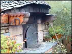 La fa&ccedil;ade comporte &eacute;galement deux corbelets sculpt&eacute;s utilis&eacute;s pour poser les outils n&eacute;cessaires au bon fonctionnement du four qui est allum&eacute; tr&egrave;s r&eacute;guli&egrave;rement.