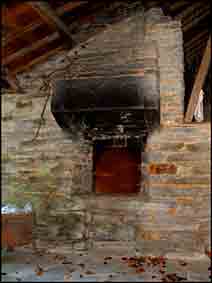 A l&rsquo;inverse des deux fours pr&eacute;c&eacute;dents qui sont isol&eacute;s par rapport &agrave; un autre b&acirc;timent, le four &agrave; aubette de la Bou&egrave;re est adoss&eacute; &agrave; l&rsquo;arri&egrave;re de la maison d&rsquo;habitation.La partie visible de l&rsquo;ext&eacute;rieur est en forme de demi fer &agrave; cheval alors que l&rsquo;int&eacute;rieur a un plan de fer &agrave; cheval. Le toit en ardoises est &agrave; une pente ; c&rsquo;est d&rsquo;ailleurs la continuation du toit de la maison. L&rsquo;ouverture est carr&eacute;e avec une gueule en ogive munie d&rsquo;une porte en fonte ; la sole est en dalles et la vo&ucirc;te en briques.Ce four est muni d&rsquo;une chemin&eacute;e en renvoi de fum&eacute;e en schiste et d&rsquo;une niche &agrave; cendres ainsi que, sur le c&ocirc;t&eacute; gauche, d&rsquo;une marche ressemblant &agrave; un repose-seaux. Ce four est en tr&egrave;s bon &eacute;tat et sert &agrave; pr&eacute;parer un repas complet environ une fois par an