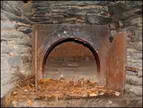 Les Fours avec boulangerie ou fournil  sont en fait ceux qui sont pr&eacute;c&eacute;d&eacute;s d&rsquo;une petite b&acirc;tisse appel&eacute;e fournil ou boulangerie dans laquelle le boulanger pr&eacute;parait la p&acirc;te et la faisait lever. 