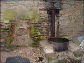 Le four a exactement les m&ecirc;mes caract&eacute;ristiques que le pr&eacute;c&eacute;dent mis &agrave; part que l&rsquo;aubette est beaucoup plus grande et peut servir de hangar. Il a cependant une autre particularit&eacute; : juste &agrave; c&ocirc;t&eacute; de la gueule du four il existe une deuxi&egrave;me chemin&eacute;e tr&egrave;s &eacute;troite pour pouvoir placer un tr&egrave;s grand chaudron destin&eacute; &agrave; faire cuire la p&acirc;t&eacute;e aux cochons