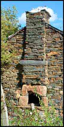 Celui-ci a &eacute;t&eacute; en partie d&eacute;moli, il ne reste plus que la boulangerie avec sa chemin&eacute;e 