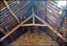Cet hangar a encore une charpente remarquable malgr&eacute; que le b&acirc;timent soit ouvert &agrave; tous les vents ; les ann&eacute;es comme les intemp&eacute;ries n&rsquo;ont pas de prise sur les mat&eacute;riaux de qualit&eacute; comme le bois de ch&ecirc;ne ou celui de ch&acirc;taignier
