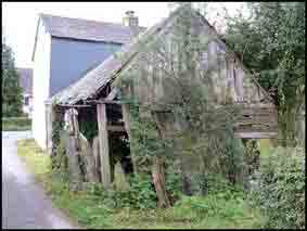 La charpente de cette vieille grange est support&eacute;e par des poteaux en bois ; le toit est en ardoises et l&rsquo;entourage est constitu&eacute; de palis plac&eacute;s perpendiculairement. L&rsquo;ouverture est au Sud. Ce b&acirc;timent, il y a &agrave; peine plus de cinquante ans, abritait le dernier m&eacute;tier &agrave; tisser de La Gacilly. Certains voisins se souviennent encore du bruit sp&eacute;cifique de cet outil que maniait avec dext&eacute;rit&eacute; M. Mathurin Thomas et ils allaient m&ecirc;me parfois l&rsquo;aider dans les t&acirc;ches les plus fatigantes