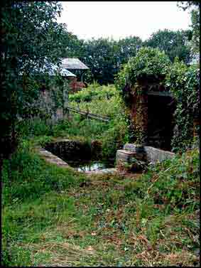 De forme carr&eacute;e, le pourtour est constitu&eacute; de palis taill&eacute;s. Le fond est &eacute;galement en dalles de schiste.Apr&egrave;s 