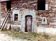 C&rsquo;est &eacute;galement un tr&egrave;s vieux village puisqu&rsquo;il est cit&eacute;, lui aussi, en 1401 mais cette partie s&rsquo;appelait alors le Moulin Gestin car un moulin &agrave; eau sur l&rsquo;aff , appartenant au seigneur de la Roche Gestin, y &eacute;tait install&eacute;. Comme pour la Haute Bardaie, il semble bien que cette demeure ait appartenu &agrave; un bailli