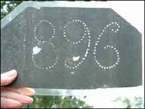 Certains propri&eacute;taires, lorsqu&rsquo;ils font refaire le toit de leur maison, gardent en souvenir l&rsquo;ardoise dat&eacute;e ; c&rsquo;est le cas &agrave; la Croix Elven avec une ardoise dat&eacute;e de 1896 et &agrave; la Basse Cour avec la date de 1908