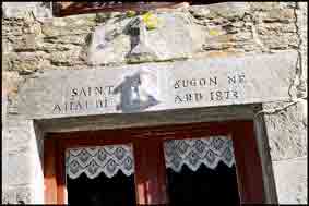 Enfin, &agrave; Haudiart, le linteau d&rsquo;une porte est surmont&eacute; d&rsquo;une pierre comportant une croix sculpt&eacute;e : la tradition locale veut que cette pierre ait &eacute;t&eacute; r&eacute;cup&eacute;r&eacute;e dans la maison natale de Saint-Jugon qui est effectivement n&eacute; dans ce village