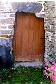 Au Lieuvy, le haut d&rsquo;une porte est plus &eacute;troit que le bas&nbsp;; deux hypoth&egrave;ses ont &eacute;t&eacute; donn&eacute;es pour essayer d&rsquo;expliquer cette particularit&eacute;: permettre le passage des f&ucirc;ts et des barriques ou permettre le passage des vaches qui s&rsquo;appr&ecirc;tent &agrave; v&ecirc;ler. Le linteau de cette ouverture&nbsp;porte une inscription&nbsp;: 1689 Michel Coue.