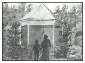 l&rsquo;enfant suspend sa le&ccedil;on et dit en pr&ecirc;tant l&rsquo;oreille &laquo; Ah ! Ma m&egrave;re pleure et m&rsquo;appelle, Messire &raquo;. &laquo; Que dis-tu, Jugon ? Comment sais-tu cela ? Tu ne saurais l&rsquo;entendre.