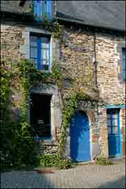Cette tr&egrave;s vieille maison, sise au n&deg; 18 de la rue, fut sans doute construite par Fran&ccedil;oise d&rsquo;Amboise pour en faire un orphelinat