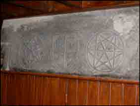 A la Glouzie, dans une maison qui vient d&rsquo;&ecirc;tre restaur&eacute;e, le manteau de la chemin&eacute;e est vraiment superbe avec un &eacute;cu et deux hexagrammes