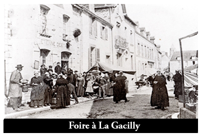 Le march&eacute; aux volailles, apr&egrave;s la construction de la &laquo; maison de ville &raquo; en 1835, se tenait place Municipale (place du G&eacute;n&eacute;ral de Gaulle actuelle), &agrave; La Gacilly