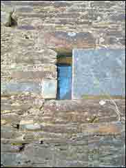 Comme pour les portes, elles sont tr&egrave;s diverses et tr&egrave;s vari&eacute;es. Toutes les structures possibles sont pratiquement repr&eacute;sent&eacute;es. Cela va de la simple meurtri&egrave;re comme &agrave; la Bou&egrave;re