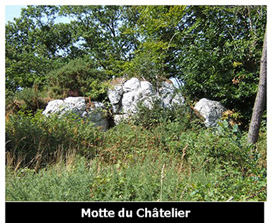 Chatelier d&rsquo;apr&egrave;s Ducrest de Villeneuve, ce village existait au V&deg; si&egrave;cle ; des &eacute;migrants bretons de l&rsquo;&icirc;le de Bretagne (la Grande Bretagne de maintenant) vinrent s&rsquo;y &eacute;tablirent sous le r&egrave;gne de Conan M&eacute;riadec dit Le Grand vers 420. Ce village figure dans la liste des &laquo; tenues &raquo; qui relevaient de la Roche Gestin en 1406. Quand on parle du Ch&acirc;telier, on pense tout de suite &agrave; la motte castrale. De tous temps, l&rsquo;homme a voulu se prot&eacute;ger. Certains ouvrages de d&eacute;fense en terre remontent aux &acirc;ges protohistoriques. Puis les Romains, aux III&deg; et IV&deg; si&egrave;cles, construisirent des buttes en pierre et/ou en terre pour se mettre &agrave; l&rsquo;abri d&rsquo;&eacute;ventuels attaquants. Ils appel&egrave;rent ces camps &laquo; ch&acirc;teliers &raquo;. Toutes les contr&eacute;es expos&eacute;es aux invasions furent pourvues de ces moyens de d&eacute;fense. Au VIII&deg; si&egrave;cle, ces mottes sont doubl&eacute;es d&rsquo;un foss&eacute;, de douves dont la terre sert &agrave; &eacute;lever un talus. Puis vers l&rsquo;an mil, la motte est surmont&eacute;e d&rsquo;une tour d&rsquo;abord en bois, comme sur la tapisserie de Bayeux, puis en pierre. Au pied de cette &eacute;l&eacute;vation, un terre-plein, appel&eacute; basse-cour, d&rsquo;une trentaine de m&egrave;tres de circonf&eacute;rence, servait de refuge aux paysans des environs en temps de guerre ; c&rsquo;est la configuration de la motte du Ch&acirc;telier. Ces mottes avaient donc un r&ocirc;le militaire de d&eacute;fense, de surveillance mais aussi un r&ocirc;le de puissance pour le seigneur afin d&rsquo;afficher sa sup&eacute;riorit&eacute;. A noter que la parcelle de terrain sur lequel se trouve la motte porte le nom de Butte du Rocher au cadastre napol&eacute;onien de 1824