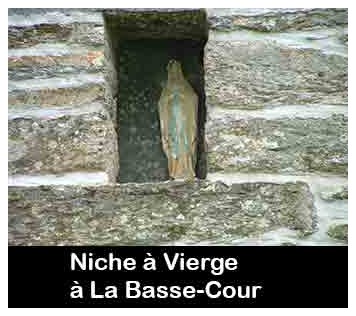 la Basse-Cour et m&ecirc;me &agrave; Beaus&eacute;jour, noms de cr&eacute;ation r&eacute;cente puisqu&rsquo;ils ne figurent pas au cadastre napol&eacute;onien de 1824. Pourquoi ce nom de Basse-Cour qui rappelle une partie essentielle des ch&acirc;teaux forts ? Une explication plausible peut &ecirc;tre avanc&eacute;e : &agrave; la fin du XIX&deg; si&egrave;cle, un habitant du village devint propri&eacute;taire de la maison d&rsquo;habitation du cur&eacute; Laurent Audran